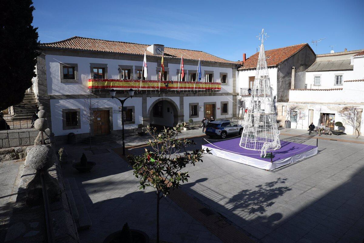 Un vehículo de Policía y varios agentes en las inmediaciones del Ayuntamiento de San Martín de Valdeiglesias