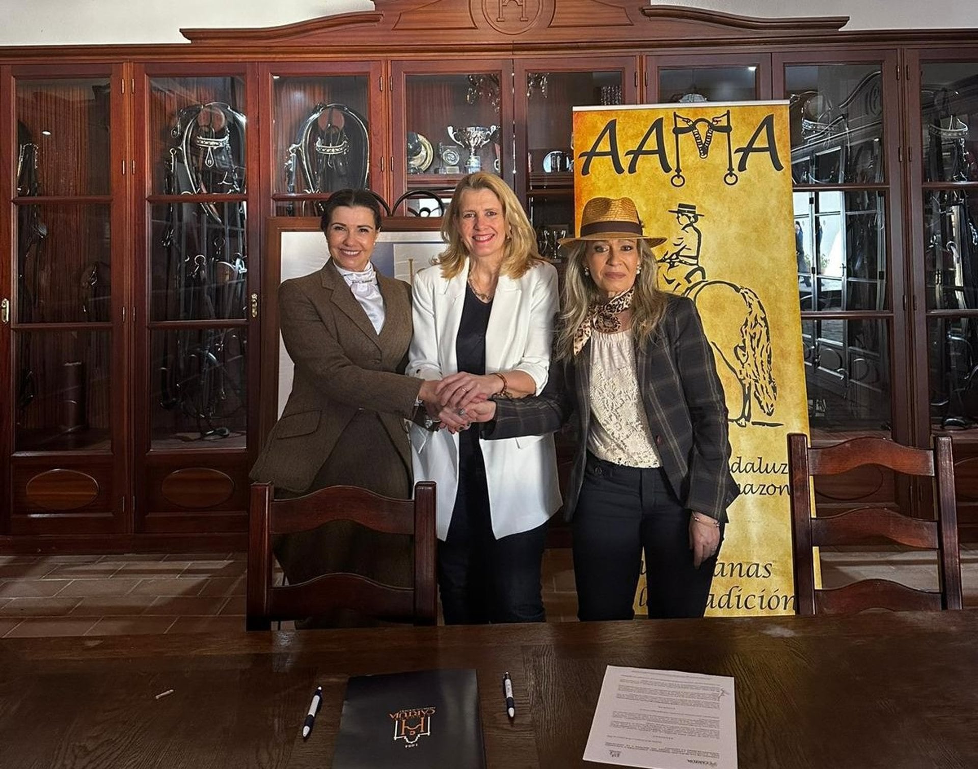 Judit Anda Ugarte, presidenta del Consejo de Administración y Consejera Delegada de Expasa, y Milagros Calderón Rodríguez, presidenta de la Asociación Andaluza de Monta a La Amazona, en la firma de un convenio