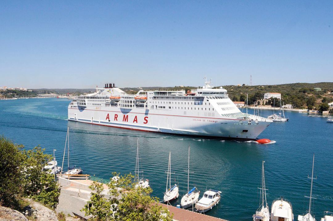 El vaixell al port de Maó