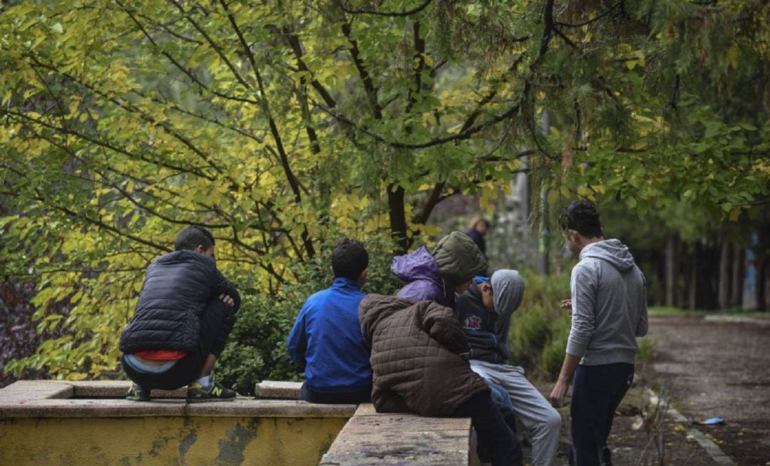 Un grupo de menores de edad