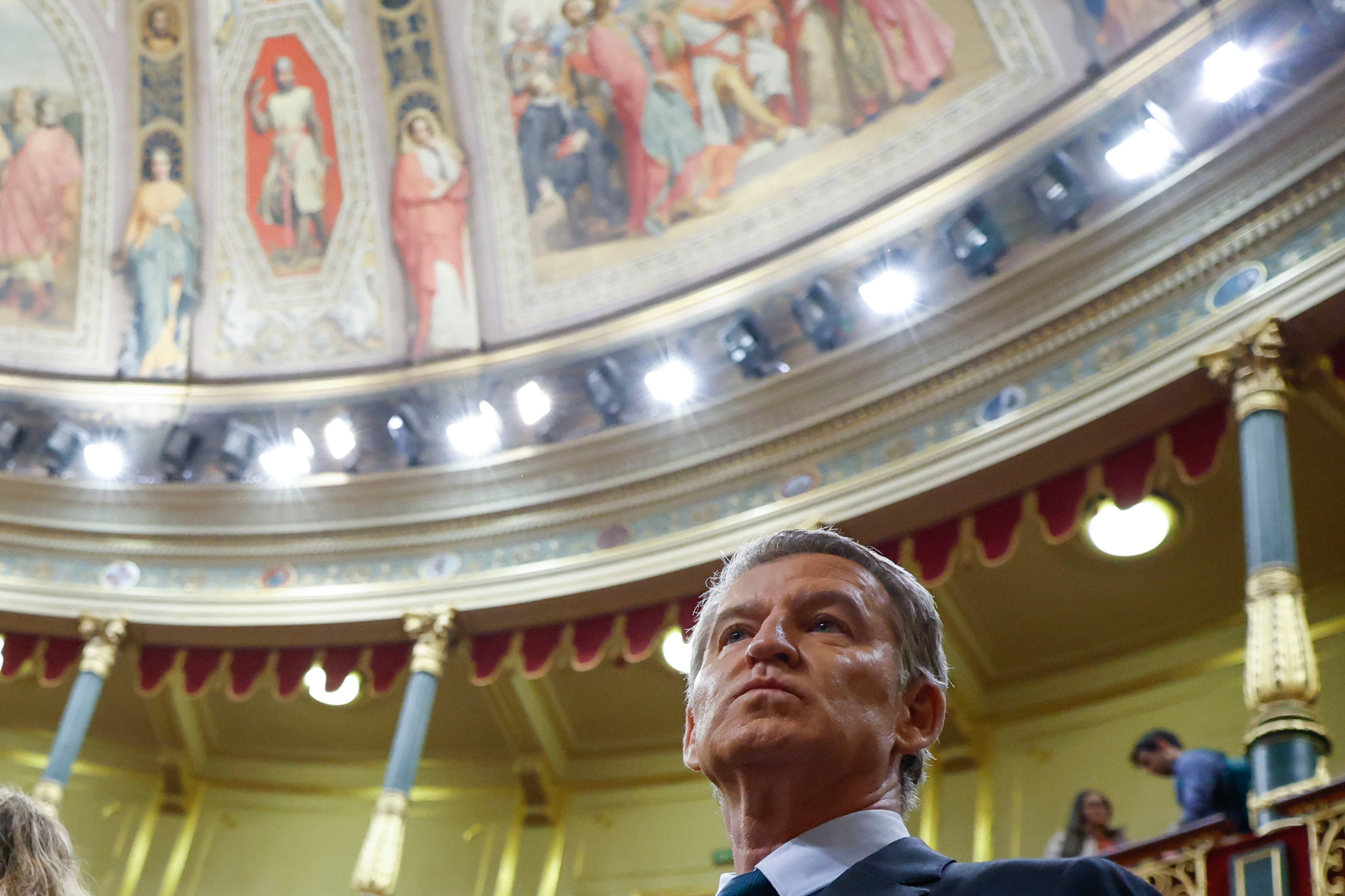 El líder del PP, Alberto Nuñez Feijóo, durante el pleno que se celebra este martes en el Congreso.