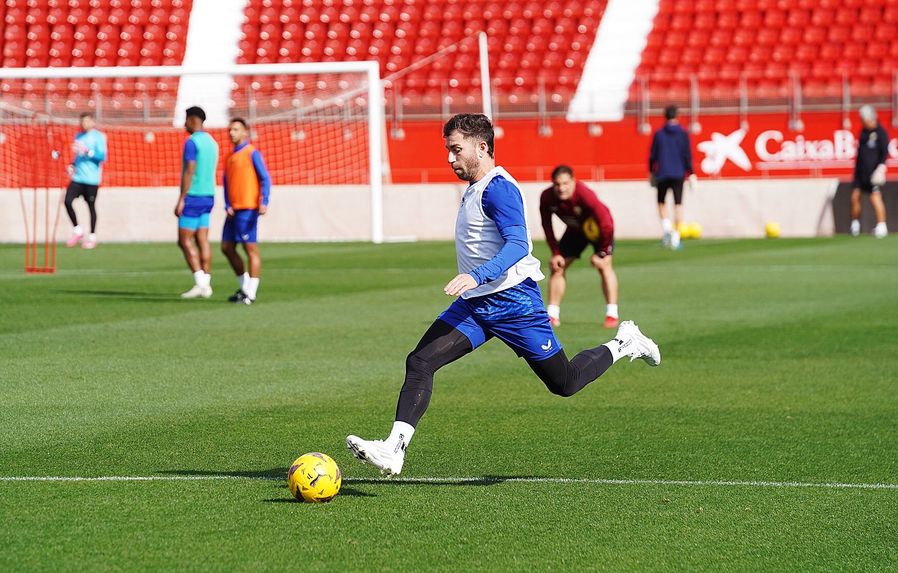 Adri Embarba quiere seguir en el Almería junto a su buen amigo Jonathan Viera.