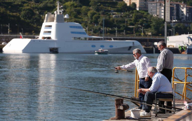 El &quot;megayate &#039;A&#039;&quot; del multimillonario ruso Andrey Melnichenko, en el puerto de Pasaia.