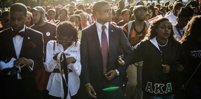 Estudiantes de la universidad de Howard marchan hacia el monumento a Abraham Lincoln