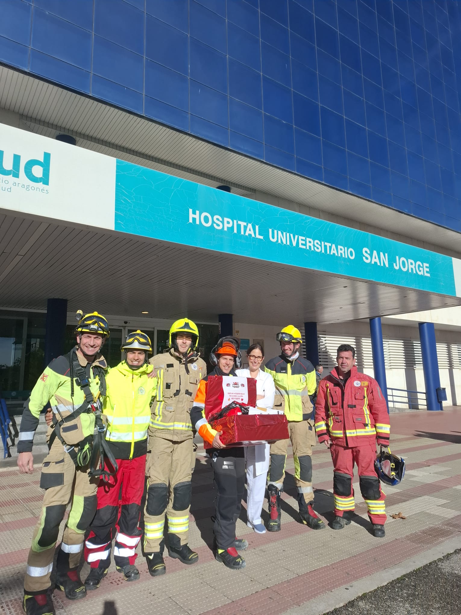 Los bomberos a las puertas del Hospital San Jorge, con sus regalos