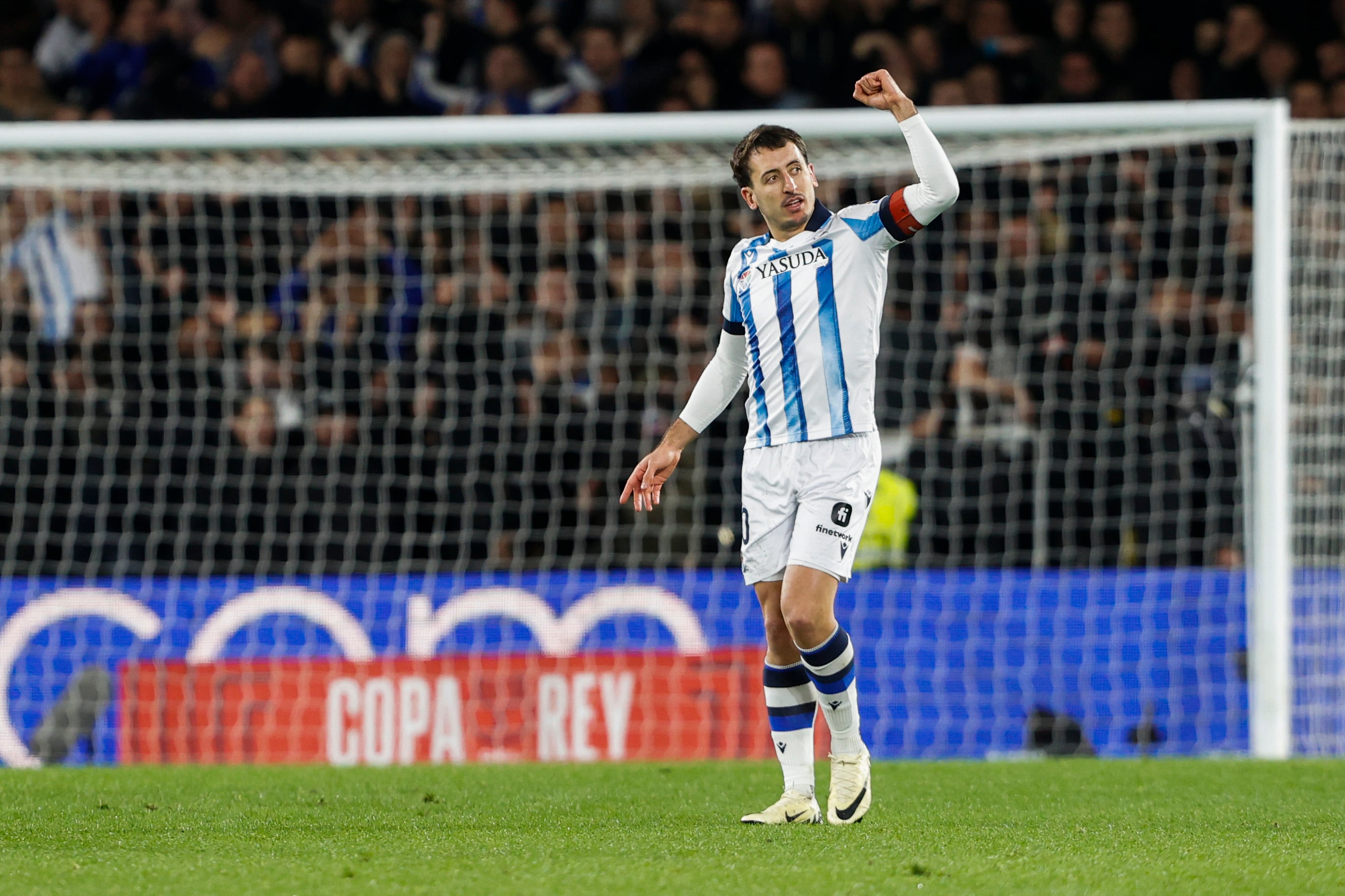 SAN SEBASTIÁN, 27/02/2024.- El delantero de la Real Sociedad Mikel Oyarzabal celebra su gol, primero del equipo vasco, durante el partido de vuelta de las semifinales de la Copa del Rey que Real Sociedad y RCD Mallorca disputan este martes en el Reale Arena, en San Sebastián. EFE/Juan Herrero
