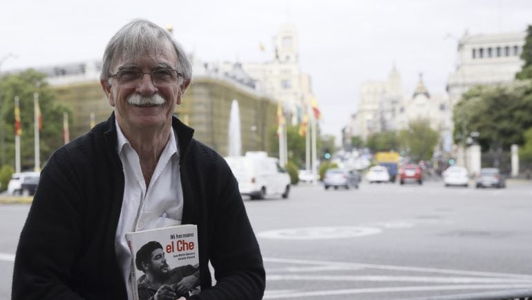 Juan Martín Guevara, hermano pequeño del Che, en la Plaza de Cibeles de Madrid. 