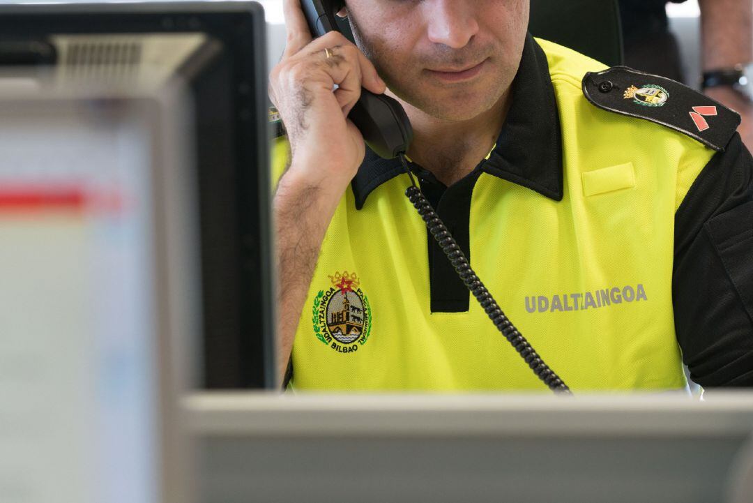 Un agente de la Policía Municipal de Bilbao, en una imagen de archivo