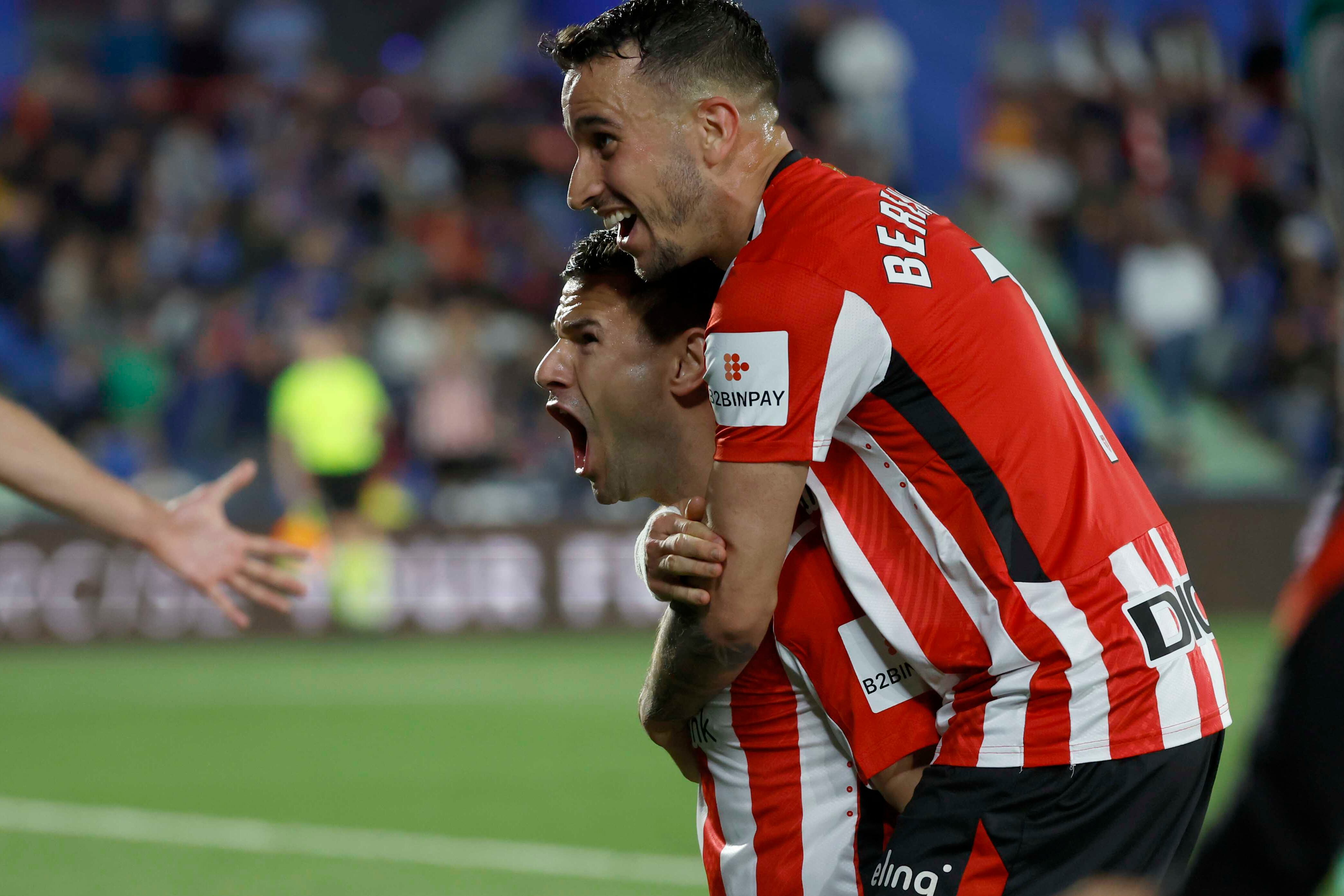 Los jugadores del Athletic Club, Álex Belenguer (d) y Gorka Guruzeta, celebran el primer gol del equipo bilbaíno durante el partido ante el Getafe