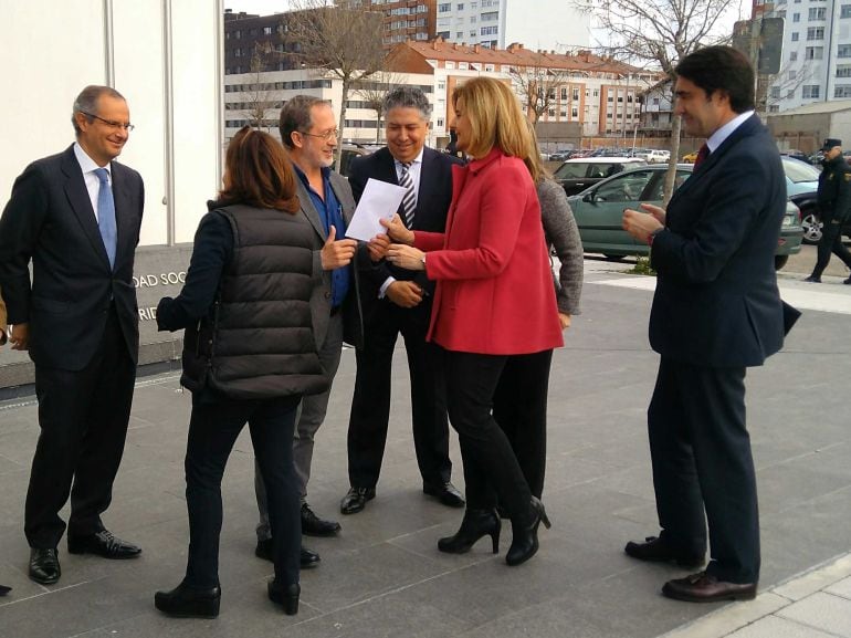 Manuel Saravia entrega una carta a la ministra Fátima Báñez, junto a Tomás Burgos, la vicepresidenta del Gobierno y el consejero de Fomento (10-3-2016)