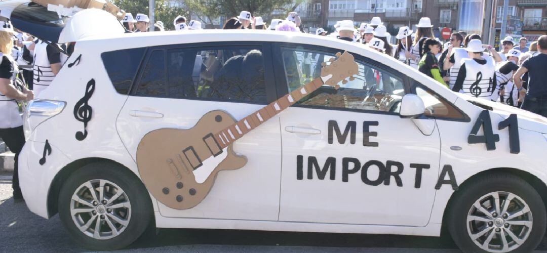 Un coche decorado durante una de las protestas de los alumnos