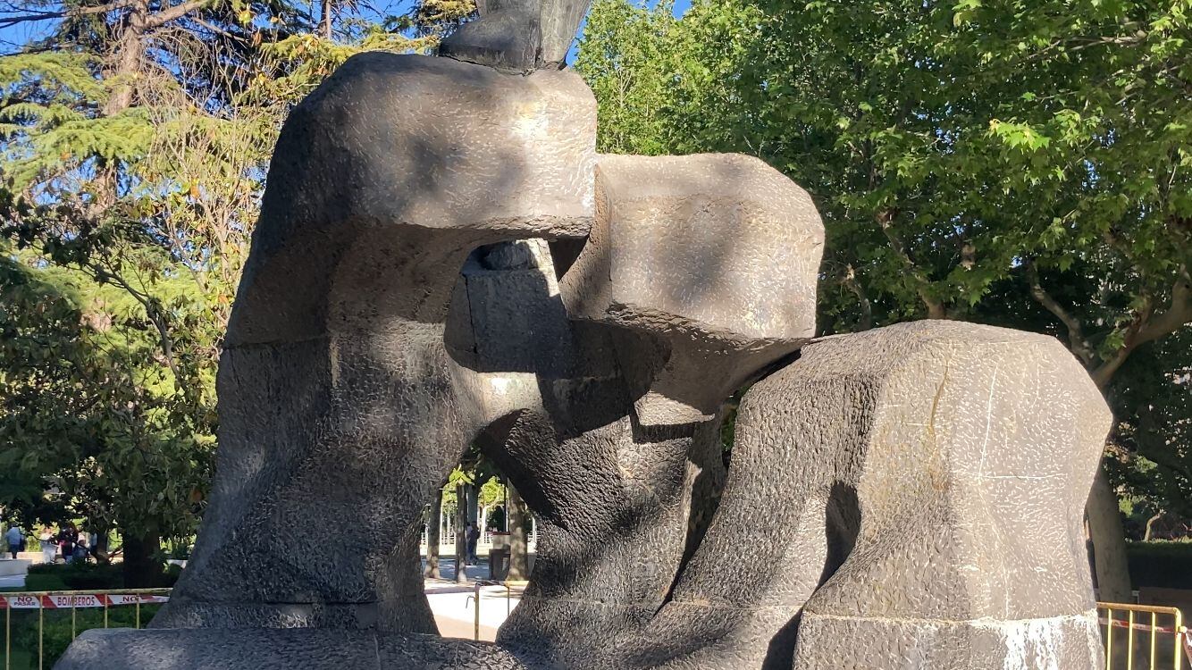 Bloque de piedra que se desprendía de la estatua de los Reyes de Aragón en el parque