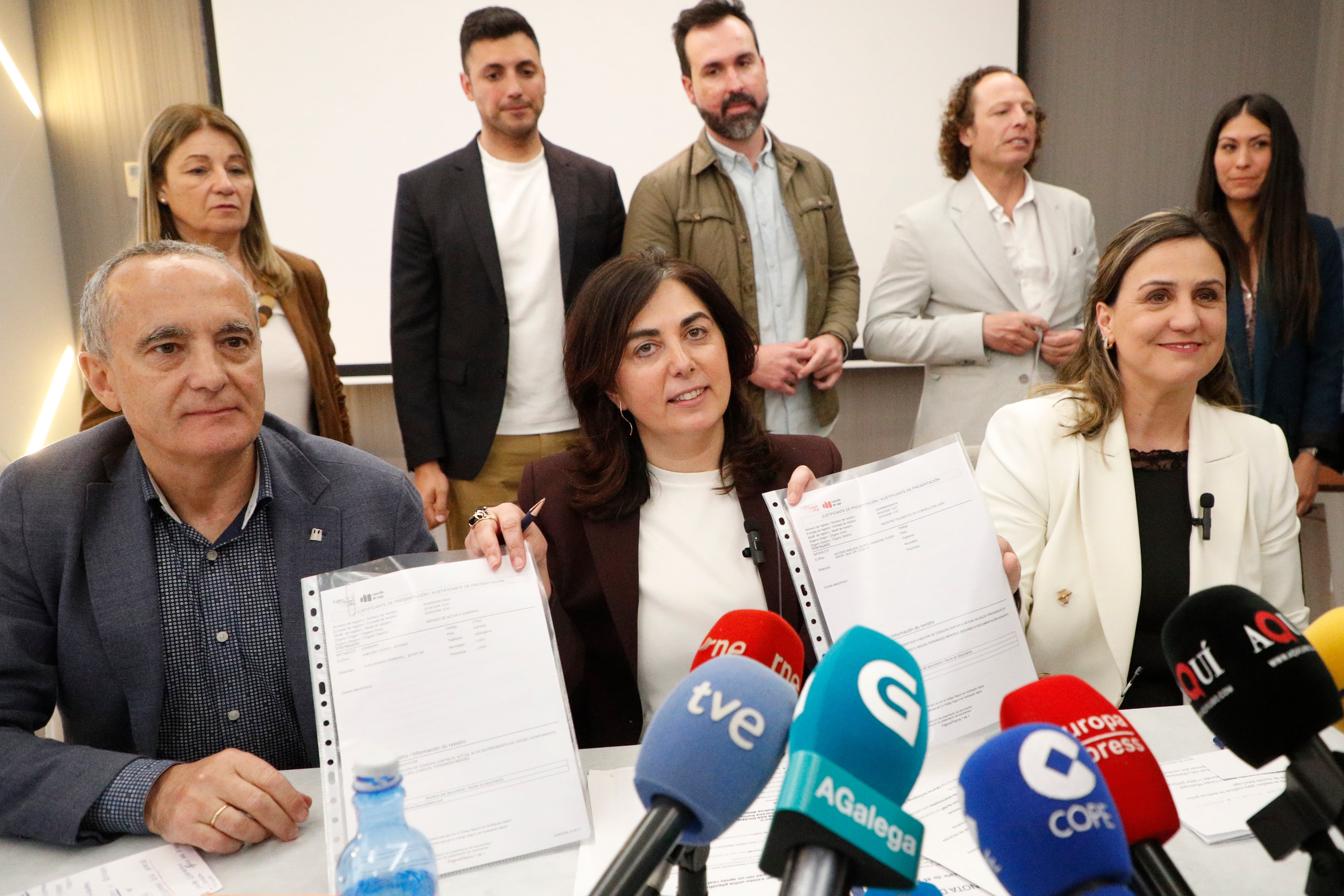 LUGO, 22/04/2026.- El Partido Popular ha registrado una moción de censura en el Ayuntamiento de Lugo que presumiblemente derribará al gobierno bipartito formado por socialistas y los nacionalistas del BNG, con el apoyo de sus doce concejales y de la edila no adscrita, María Reigosa, quien hace tan solo unas semanas formalizó su salida del grupo municipal del PSdeG. En la imagen, rueda de prensa de la portavoz del grupo municipal del Partido Popular, Elena Candia (c) y María Reigosa (d). EFE/ Eliseo Trigo