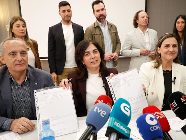 LUGO, 22/04/2026.- El Partido Popular ha registrado una moción de censura en el Ayuntamiento de Lugo que presumiblemente derribará al gobierno bipartito formado por socialistas y los nacionalistas del BNG, con el apoyo de sus doce concejales y de la edila no adscrita, María Reigosa, quien hace tan solo unas semanas formalizó su salida del grupo municipal del PSdeG. En la imagen, rueda de prensa de la portavoz del grupo municipal del Partido Popular, Elena Candia (c) y María Reigosa (d). EFE/ Eliseo Trigo