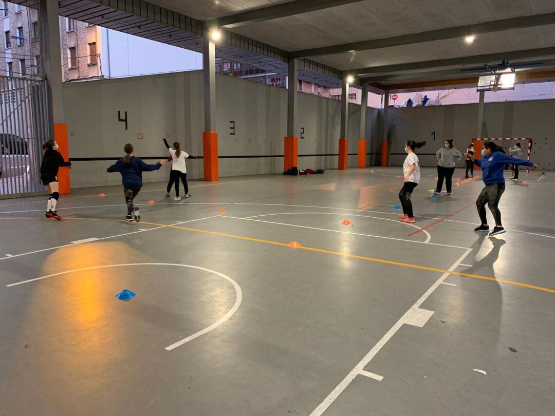 Uno de los grupos burbuja del club de balonmano San Adrián durante su entrenamiento de este miércoles