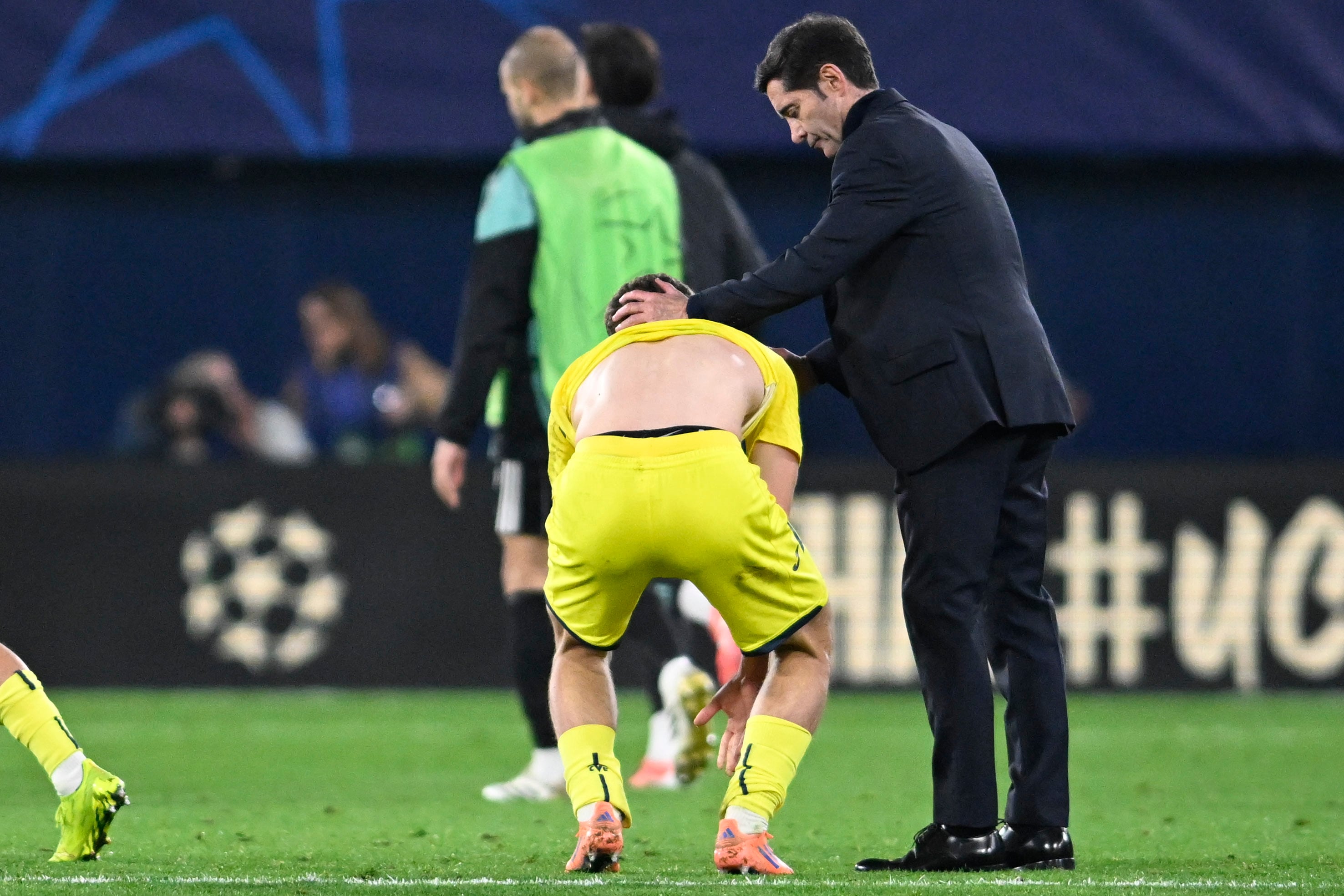VILA-REAL (CASTELLÓN), 09/12/2025.- El entrenador del Villarreal Marcelino García Toral (dcha) consuela a sus jugadores tras la derrota ante el Copenhague, en el partido correspondiente a la primera fase de la Liga de Campeones entre el Villarreal CF y el Copenhague, este miércoles en el Estadio de la Cerámica. EFE/Andreu Esteban