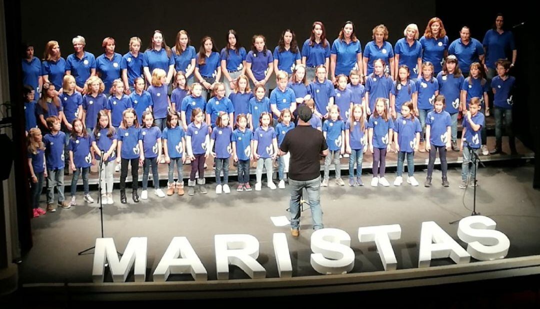 Imagen del concierto del coro del colegio Maristas en el teatro Juan Bravo