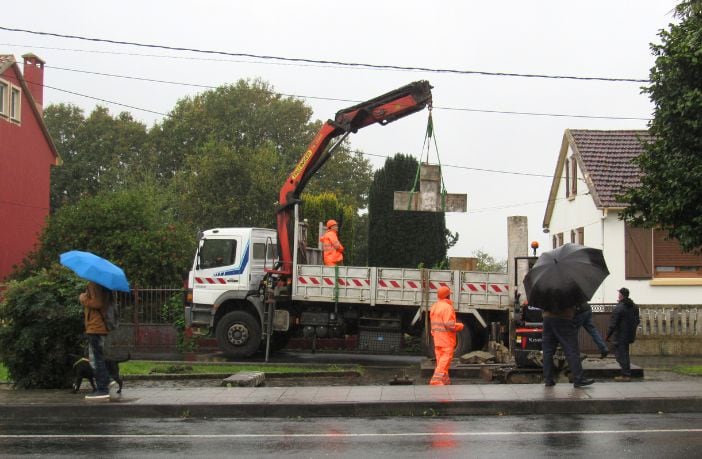 La retirada de la Cruz de los Caídos se ha realizado en apenas media hora (foto: Concello de Neda)