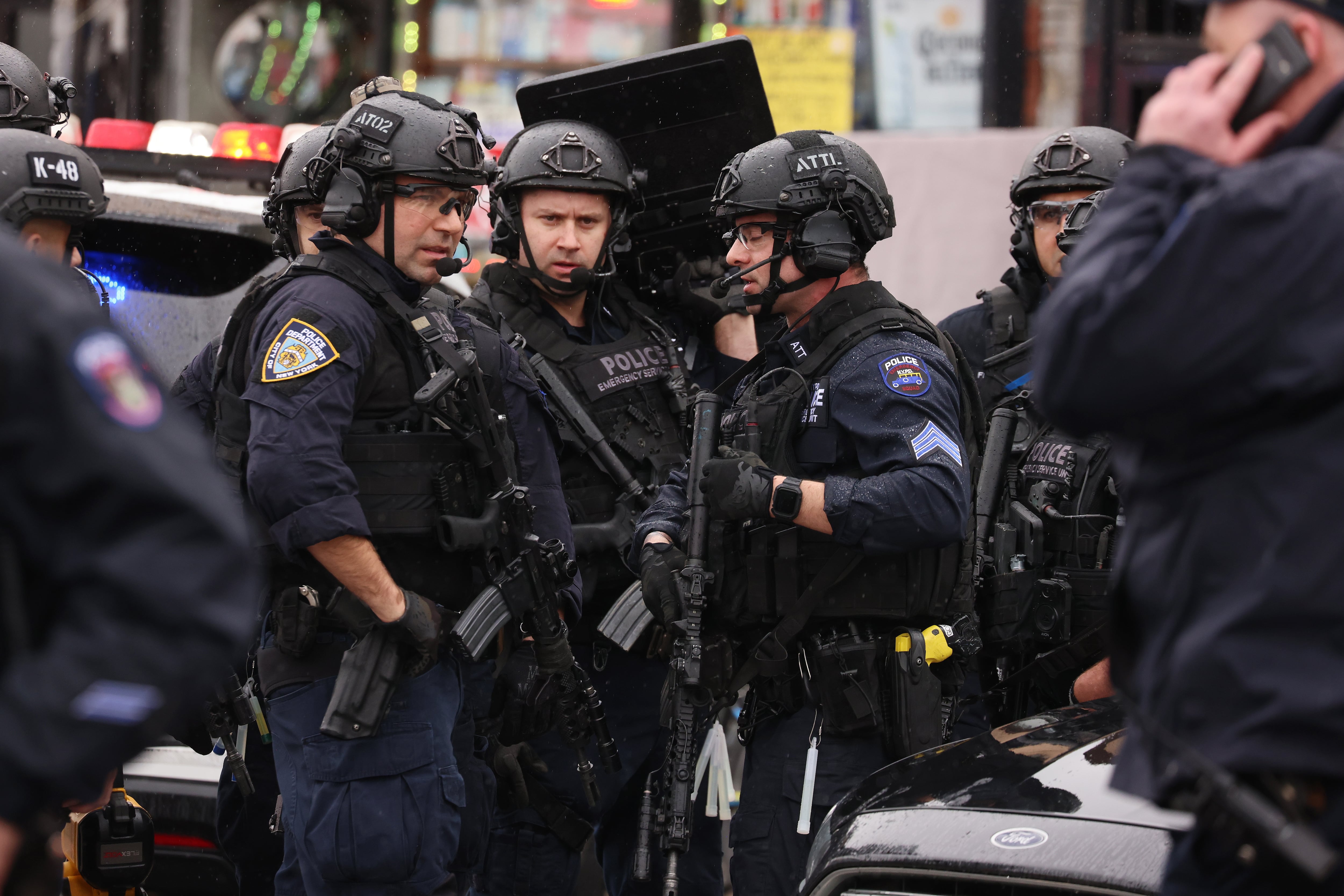 Agentes de Policía de Nueva York en los alrededores de la estación de metro donde ocurrió el tiroteo