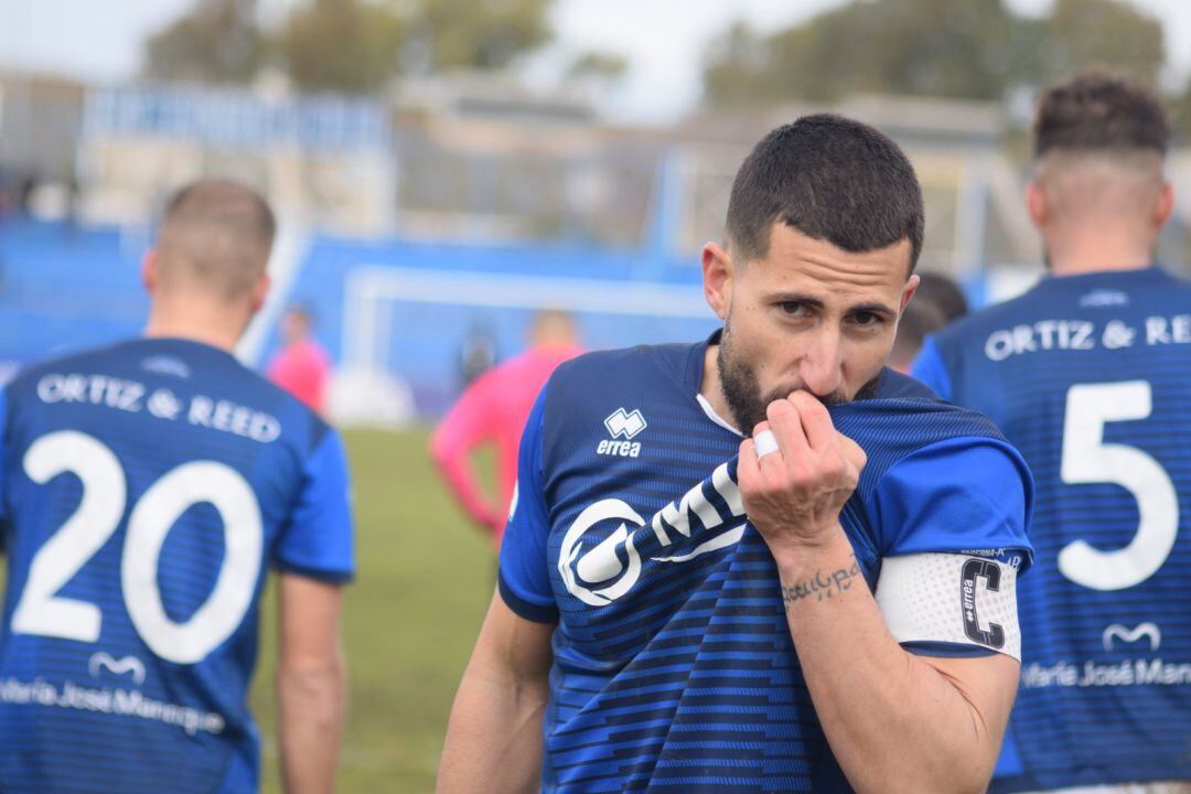 Rosales se besa el escudo tras marcar el sexto gol ante el Melilla CD