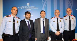 El director general de la Policia, Albert Batlle, amb responsables del cos a Ponent i el Pirineu i el delegat del Govern a Lleida, Ramon Farré. Imatge del 14 de març del 2016.