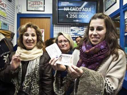 Varias vecinas de Aranda de Duero celebran el segundo premio que tocó en 2012