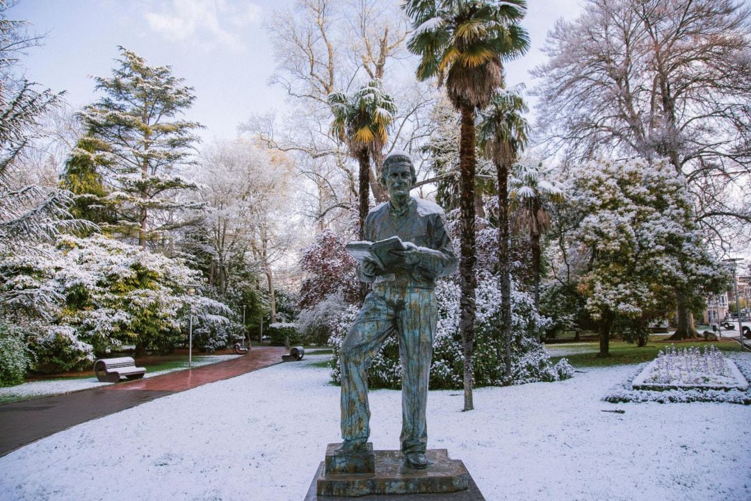 Vitoria ha amanecido este lunes con un ligero manto de nieve en pleno confinamiento por coronavirus
