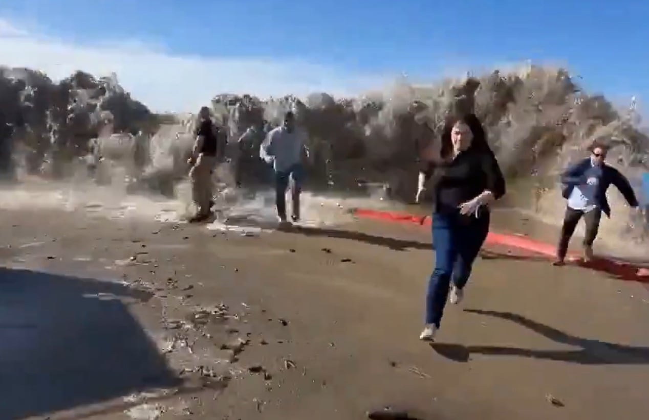 Una ola gigante sacude a los viandantes en Ventura (California)