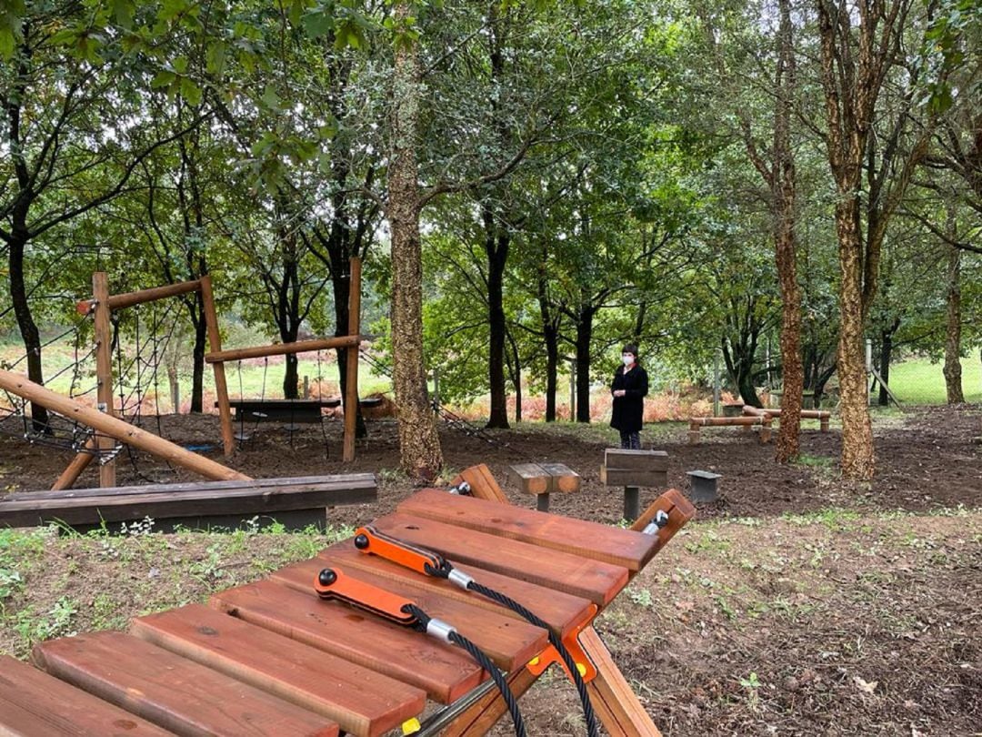 La alcaldesa de O Rosal, Ánxela Fernández, visitando el ecoparque do Sobreiral.