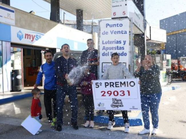 Los vendedores del quinto premio del Sorteo de Navidad de la gasolinera Tamoil