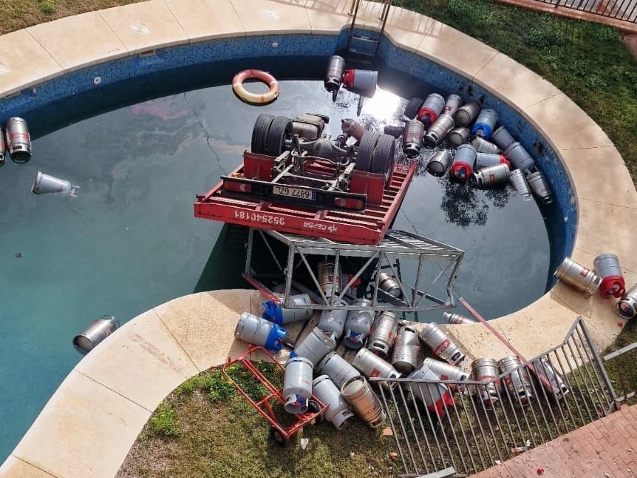 El camión tras caer sobre la piscina