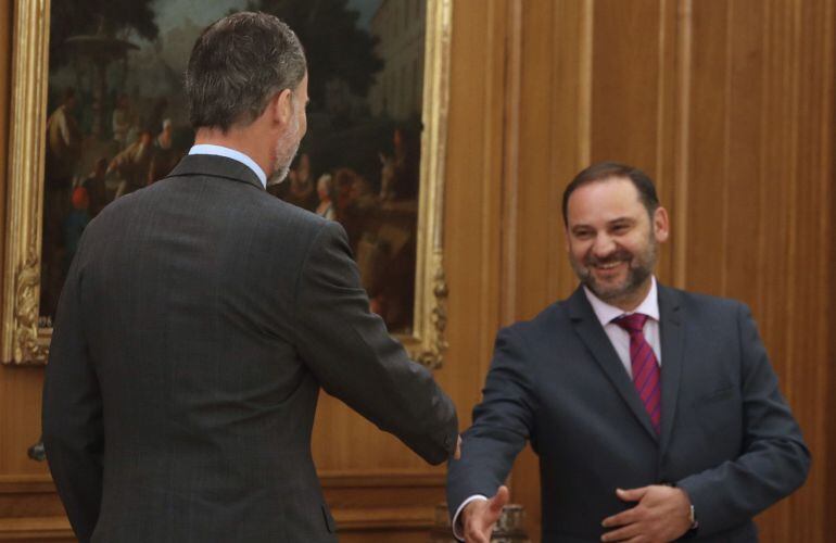 El rey Felipe VI, y el ministro de Fomento José Luis Ábalos