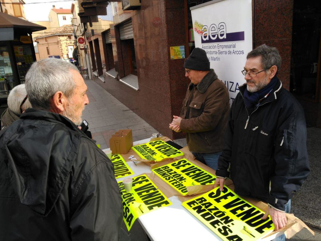 Reparto de carteles de la Asociación Empresarial Andorra - Sierra de Arcos y Bajo Martín 