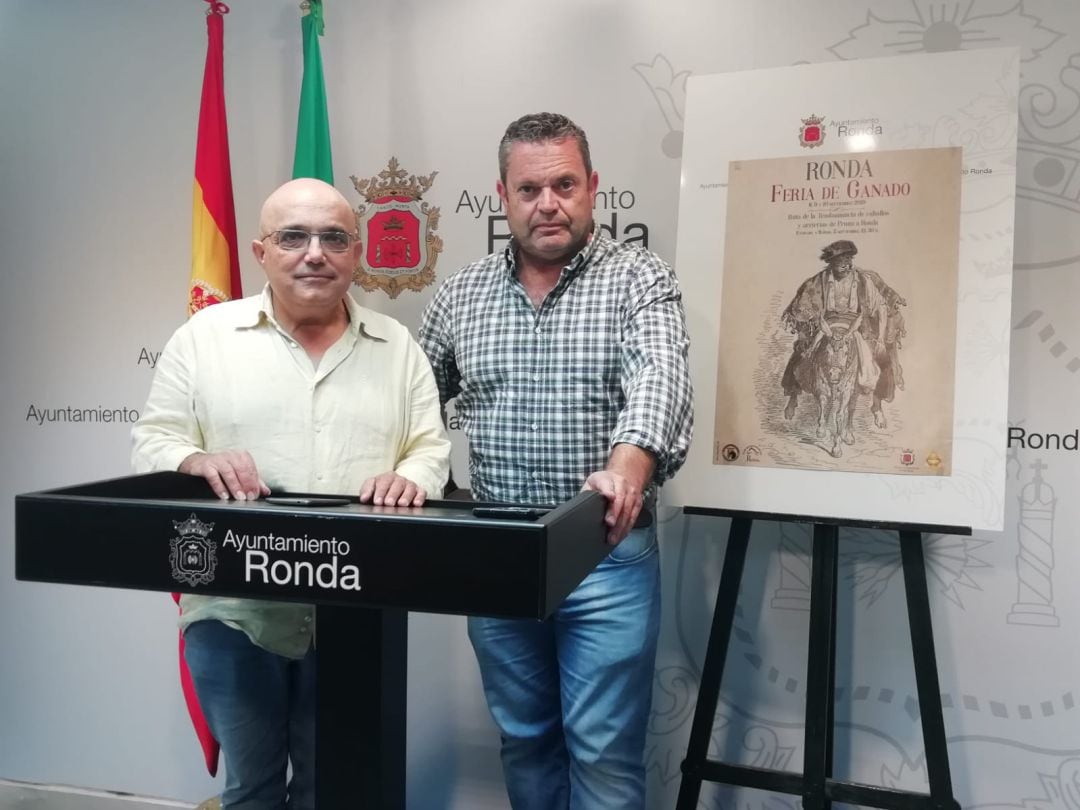 El delegado municipal de Agricultura y Ganadería junto a Antonio Jesús Moreno, concejal de Turismo del Ayuntamiento de Pruna, han presentado en Ronda el cartel del evento.