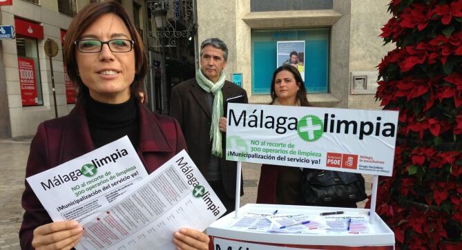 La portavoz del grupo socialista en el ayuntamiento de Málaga, María Gámez, justo antes de comenzar la recogida de firmas sobre Limasa