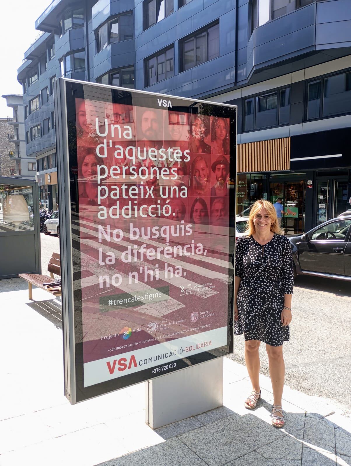 Eva Tenorio al costat del cartell de la primera campanya pública de Projecte Vida contra les addiccions