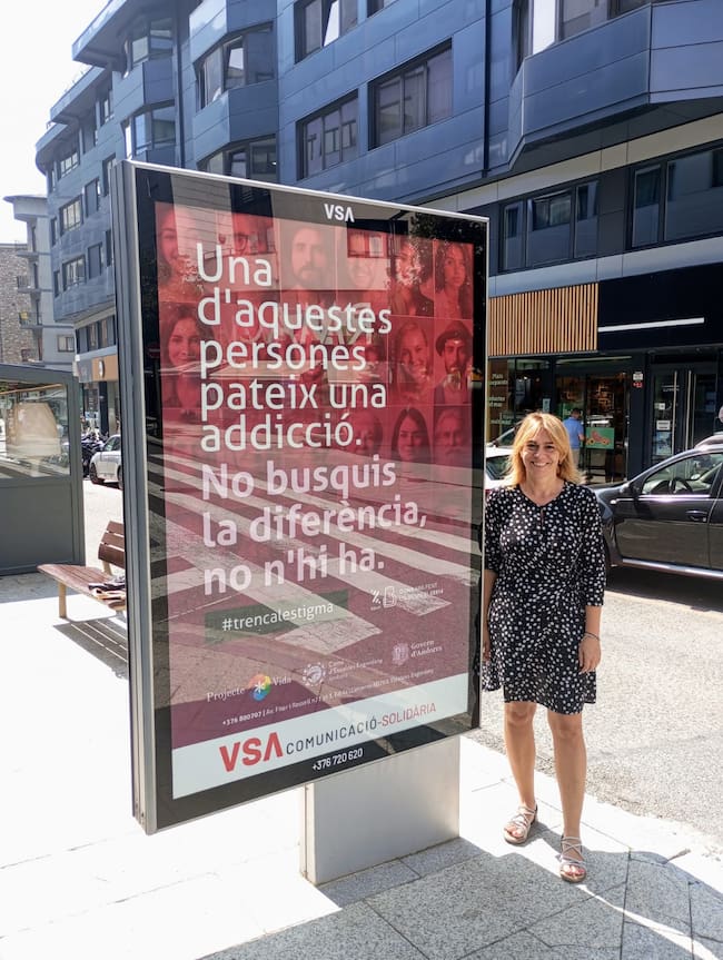 Eva Tenorio al costat del cartell de la primera campanya pública de Projecte Vida contra les addiccions