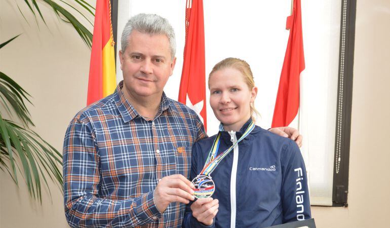 El alcalde, Narciso Romero, junto a Suvi Mikkonen, la taekwuondista local que representará a Finlandia en los Juegos Olímpicos de Río de Janeiro