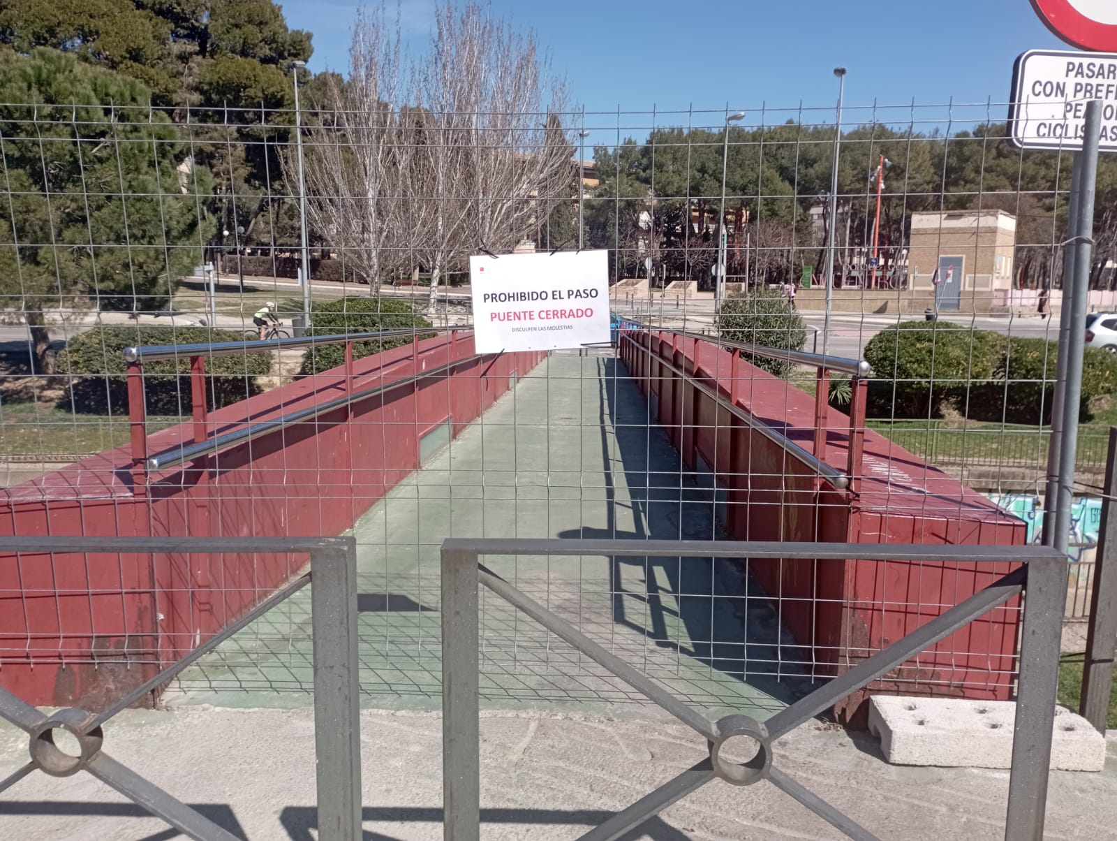 Cerrada la pasarela sobre el Isuela en Huesca