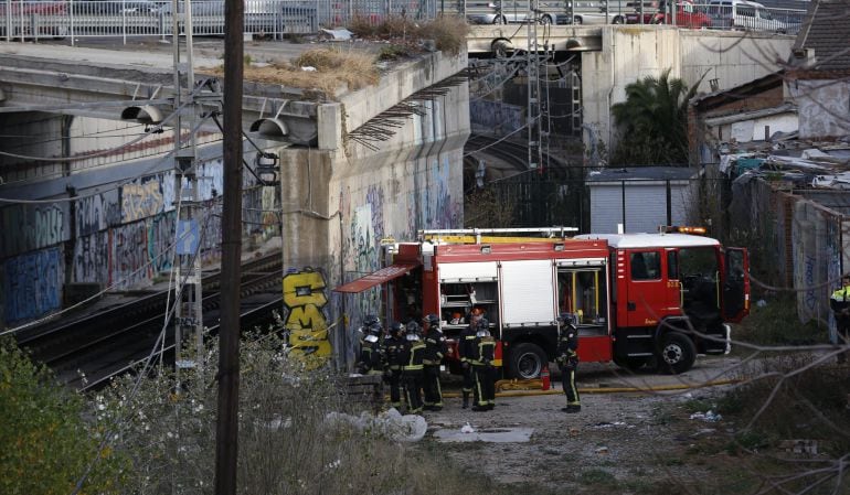 Brigadas de bomberos trabajan en las vias a la altura de Glorias después de que el servicio de trenes haya quedado interrumpido en la red de cercanías de Barcelona desde primera de hora de la mañana ante la presencia de humo en los túneles, sin que se hay