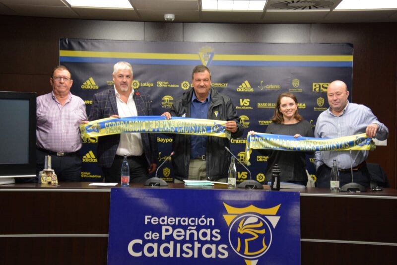 Varios integrantes de la Federación de Peñas Cadisas el día de su presentación como nueva junta directiva.