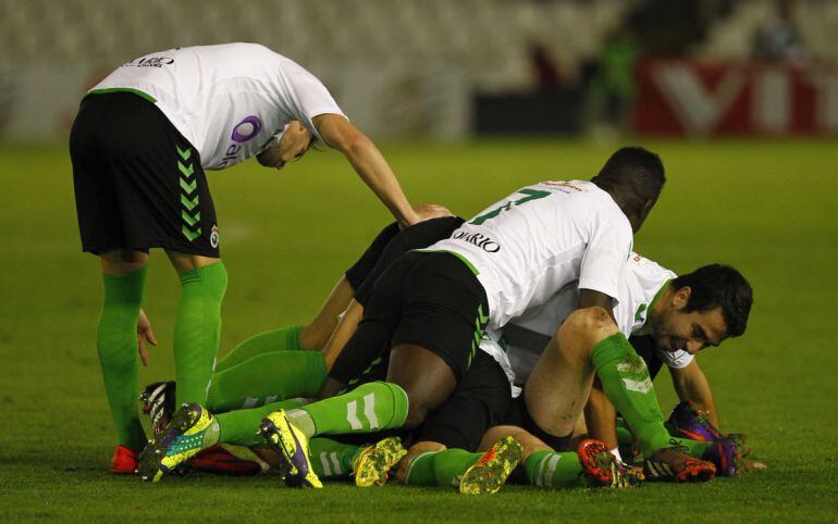 Los jugadores racinguistas celebran el tanto de la victoria