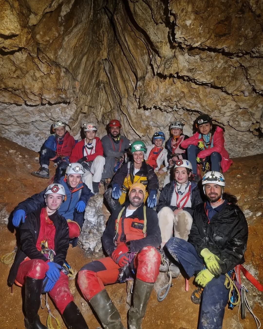 Rubén y Ana, de NoSoloCuerda, con los participantes de una actividad de espeleología