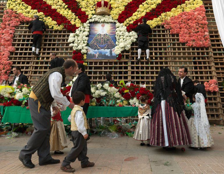 La ofrenda de flores a la mare de Déu de Lledó es uno de los actos más queridos y multitudinarios