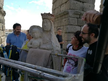 El restaurador Graciano Panzieri (i) y el arqueólogo Néstor Marqués (d) junto a la réplica de la talla de la virgen