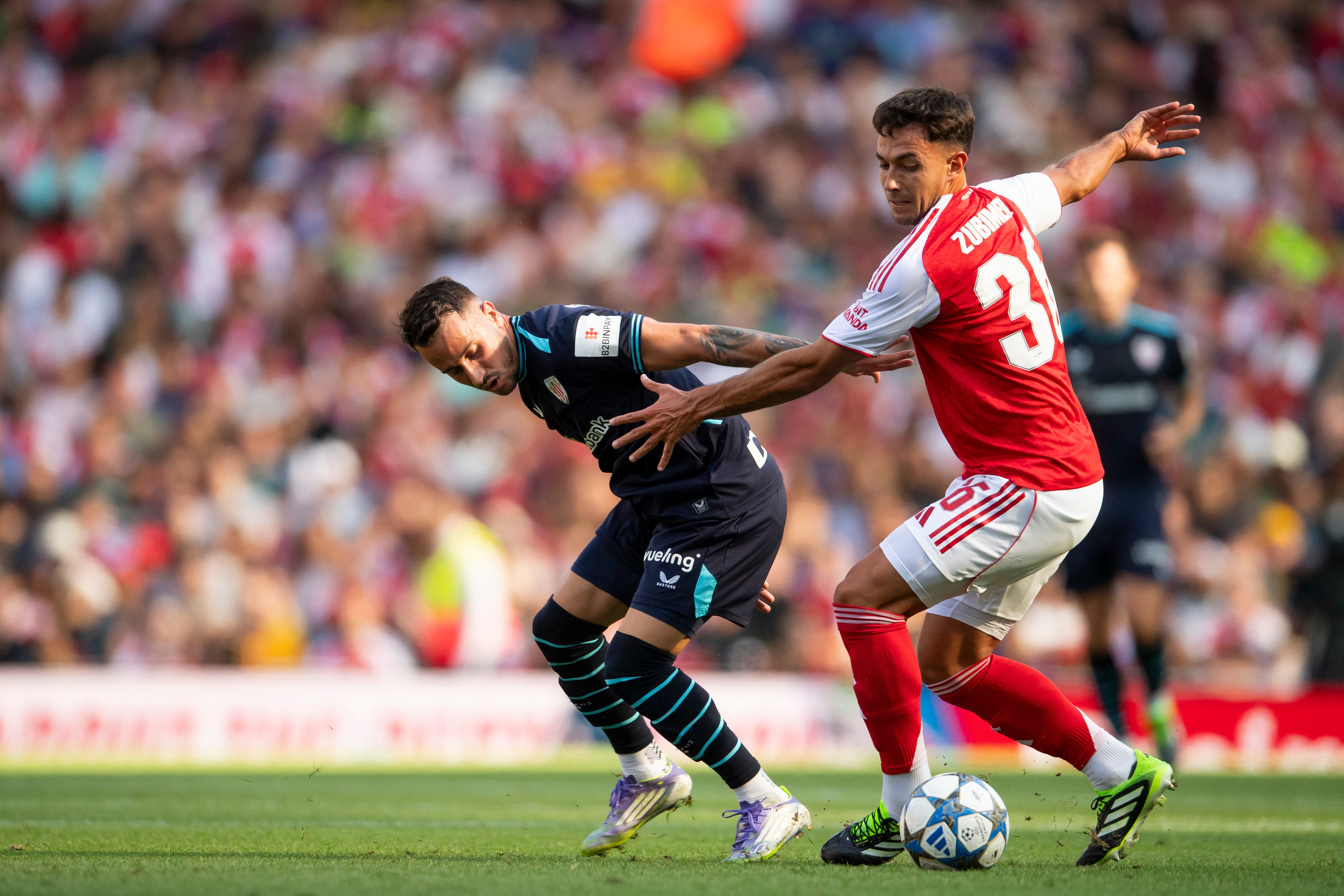 Berenguer pugna por el balón con Zubimendi durante el amistoso entre Arsenal y Athletic disputado este sábado en Londres