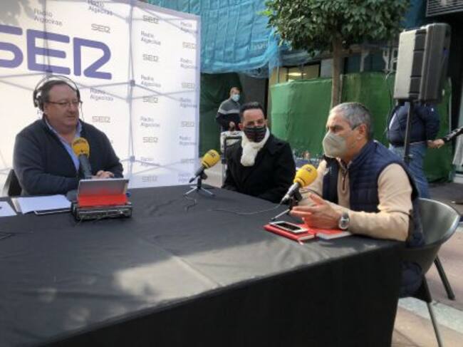 El artista algecireño, David Cordobés y el autor del libro "El embrujo del Río de la Miel" Juan Barreno.