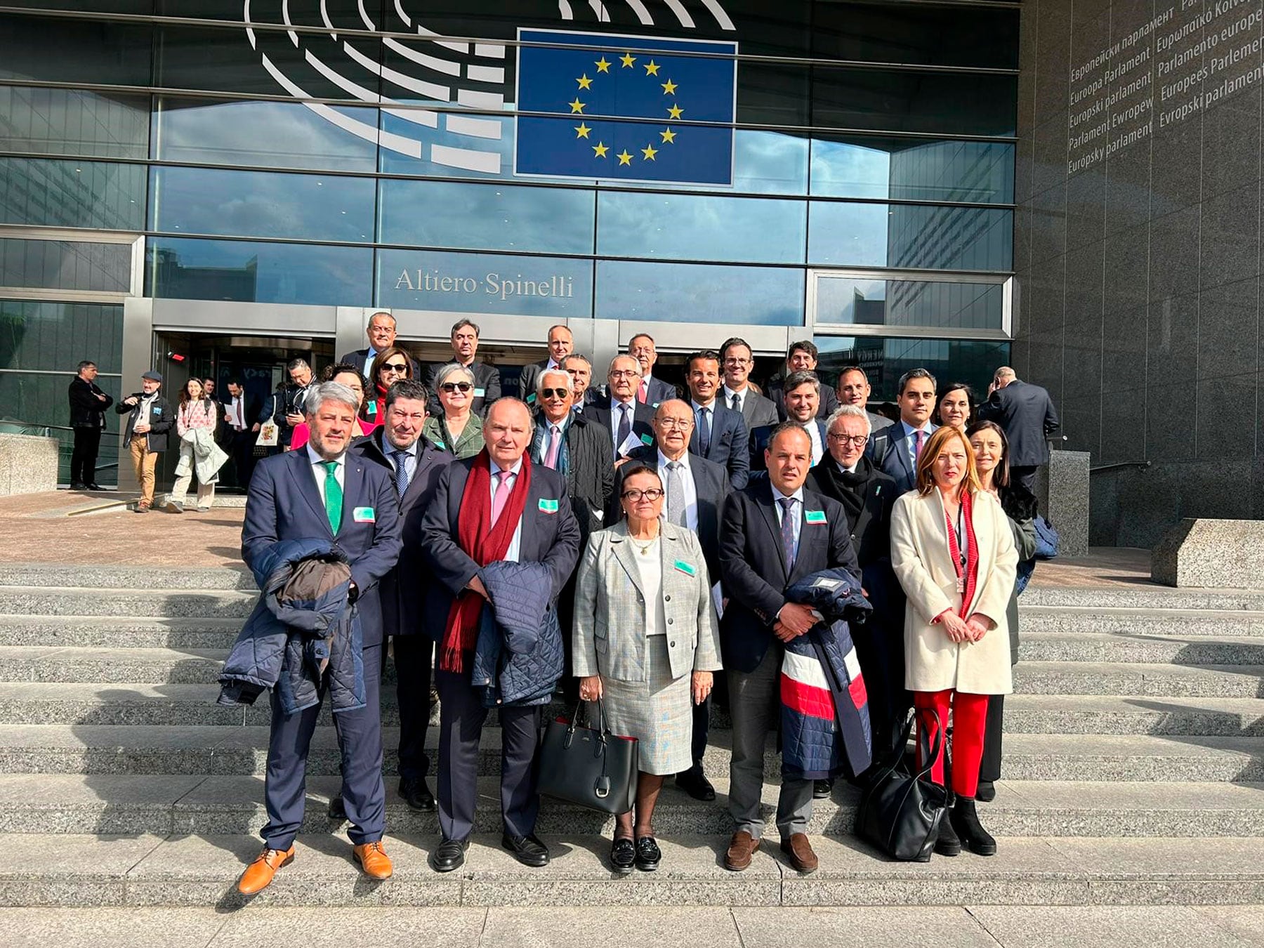 Pablo de Gracia, primero por la izquierda, con la expedición que visitó el Parlamento Europeo, en las escaleras de entrada del mismo
