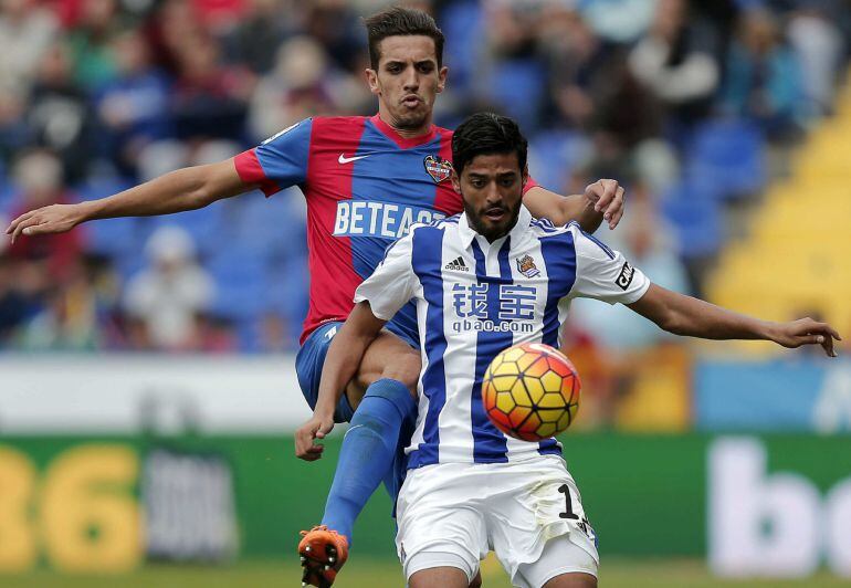 GRA132. VALENCIA, 25/10/2015.- El jugador mexicano de la Real Sociedad Carlos Vela disputa un balón con Feddal, del Levante UD, durante el partido correspondiente a la novena jornada de Liga jugado en el estadio Ciutat de Valencia. EFE/Manuel Bruque