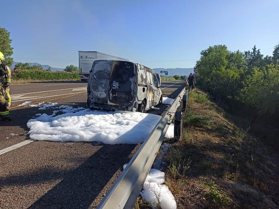 La furgoneta quedó calcinada en su totalidad